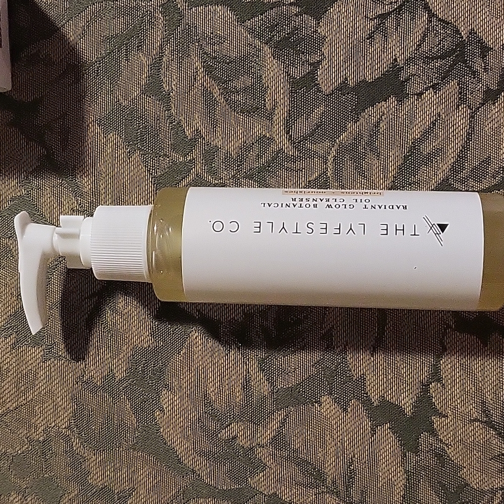Lifestyle co radiant glow botanical oil cleanser